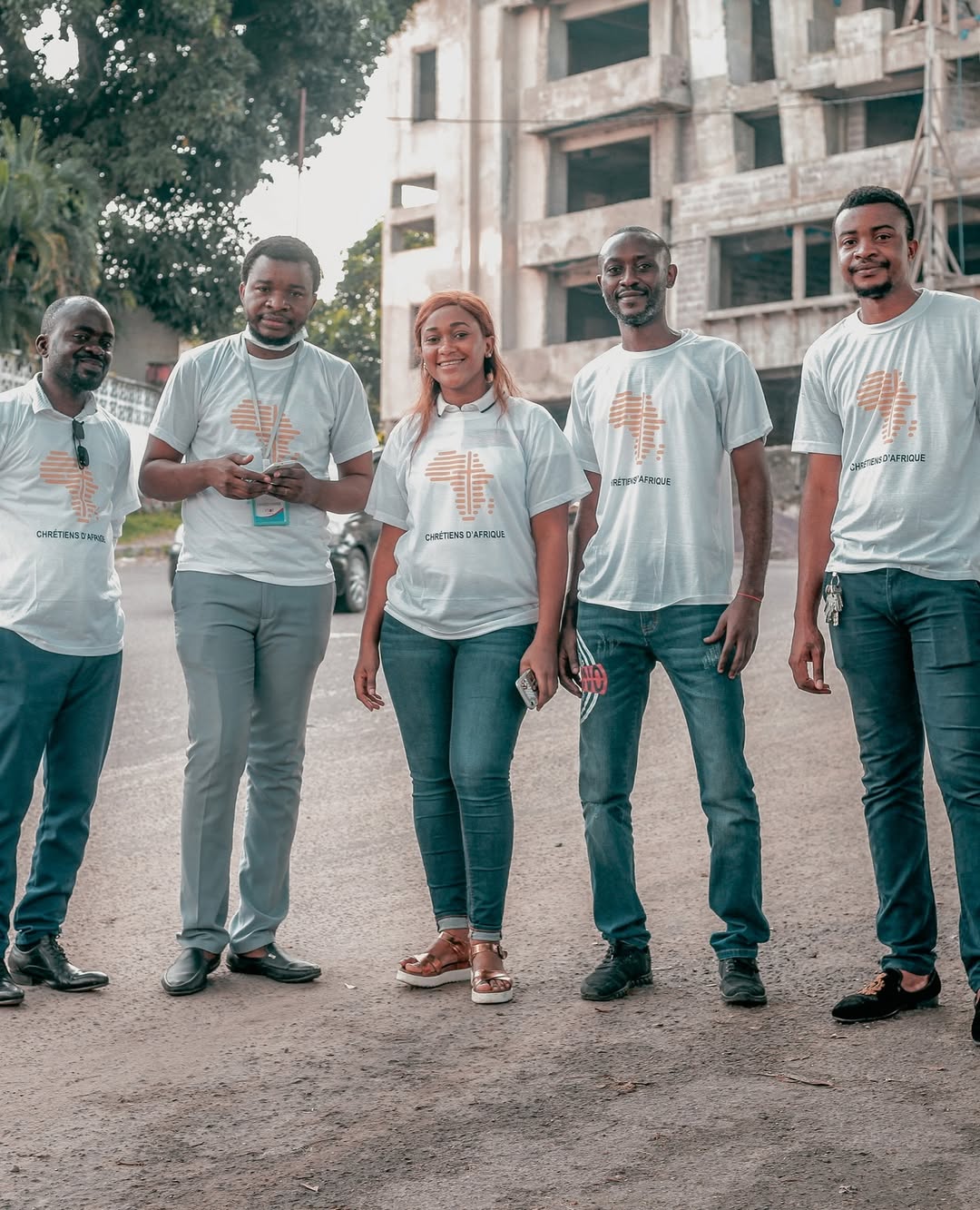 Équipe Chrétiens d'Afrique en t-shirts — bénévoles à Kinshasa