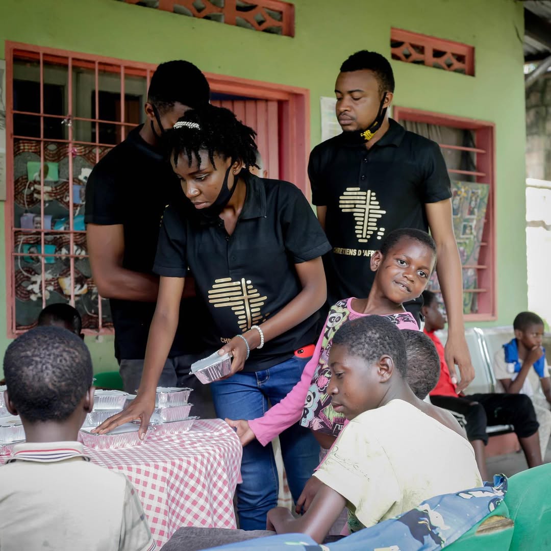 Équipe CDA en t-shirts — distribution de repas aux enfants