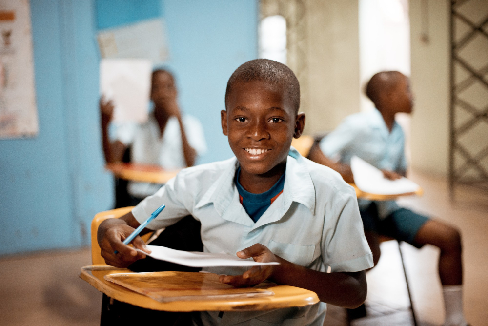 Enfant africain en classe — éducation, Kinshasa