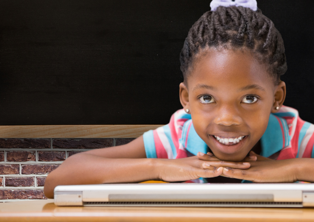 Jeune fille africaine et technologie — préparer l'avenir numérique