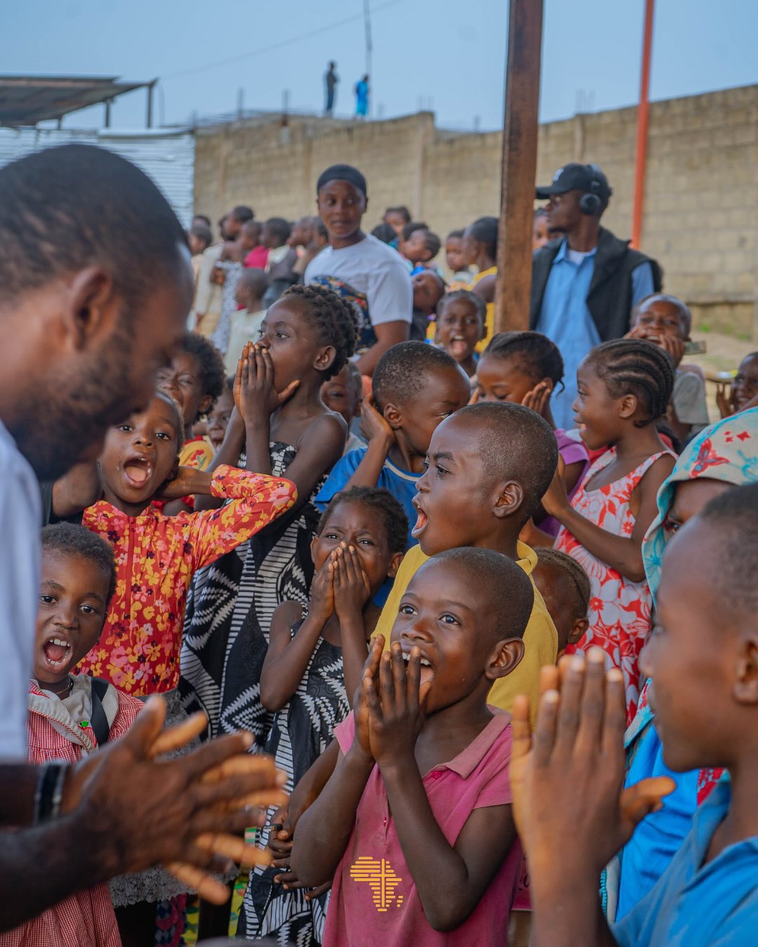 Enfants en joie lors d'une activité de la Fondation à Kinshasa