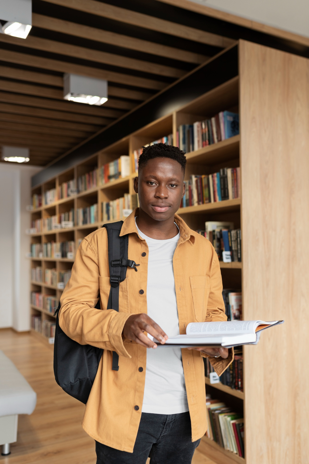 Jeune africain en bibliothèque — éducation et formation