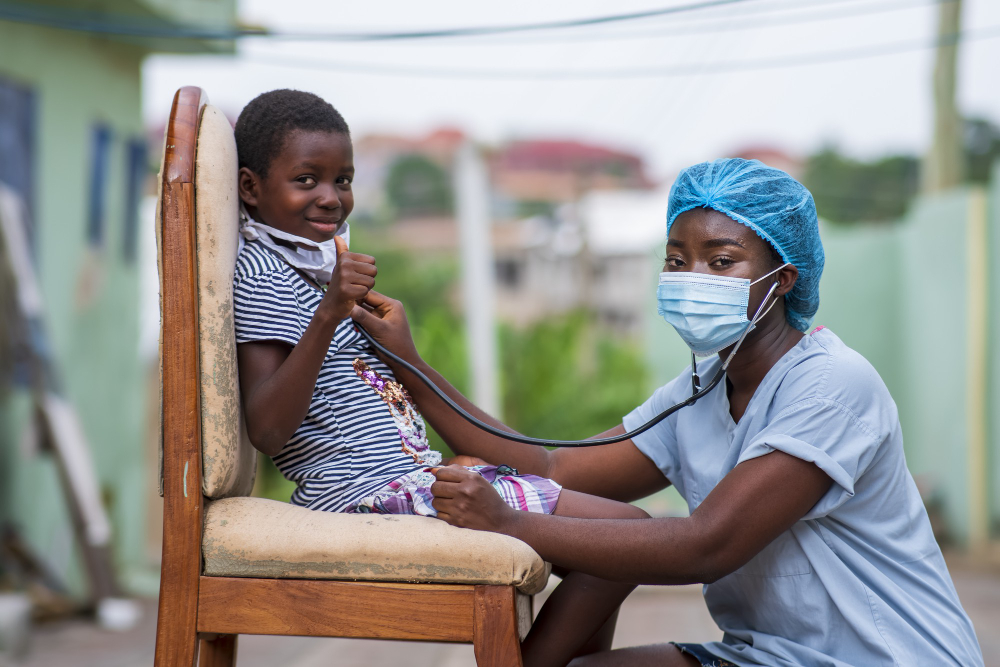 Infirmière soignant un enfant — santé communautaire en Afrique